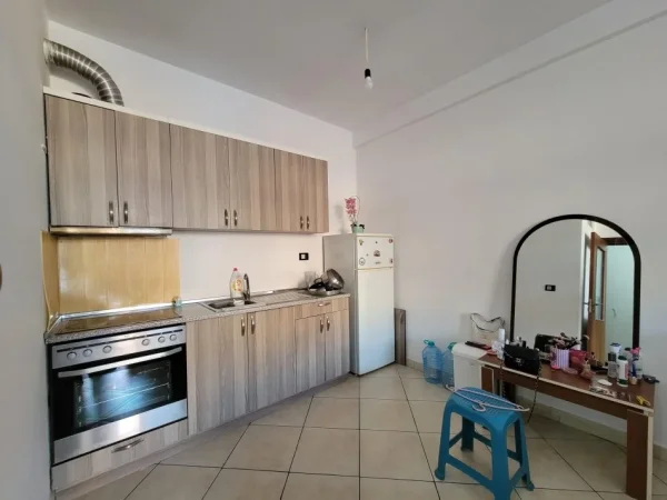 SHITET Apartament 1+1  📍Astir, prane Fratarit 🏢Kati: 7, me ashensor  📐Sip. 60m² Neto, 70m² Bruto  💶 Çmimi : 94.500€ Shitet Bosh