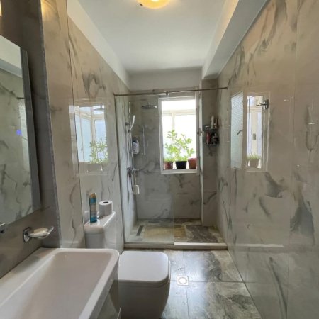 Tirane, jepet me qera apartament 3+1+Ballkon Kati 2, 130 m² 1.000 € (Garda)