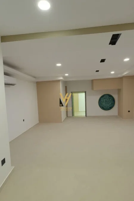 Tirane, jepet me qera dyqan Kati 0, 200 m² 2.000 € (RRUGA E ELBASANIT)