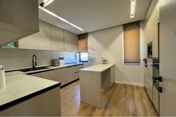 Tirane, shitet apartament duplex 3+1+Ballkon , 148 m² 300.000 € 
