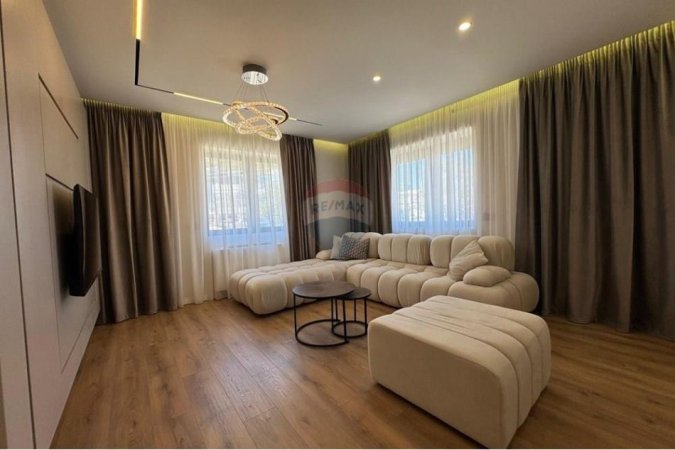 Tirane, shitet apartament duplex 3+1+Ballkon , 148 m² 300.000 € 