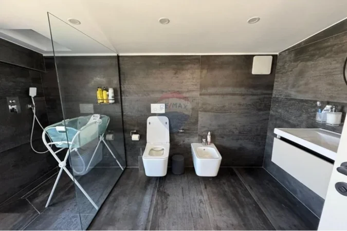 Tirane, shitet apartament duplex 3+1+Ballkon , 148 m² 300.000 € 