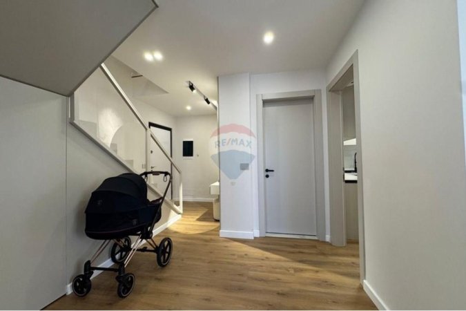 Tirane, shitet apartament duplex 3+1+Ballkon , 148 m² 300.000 € 