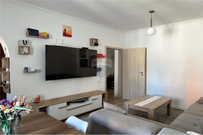 Tirane, shitet apartament 1+1 Kati 5, 165.000 € 