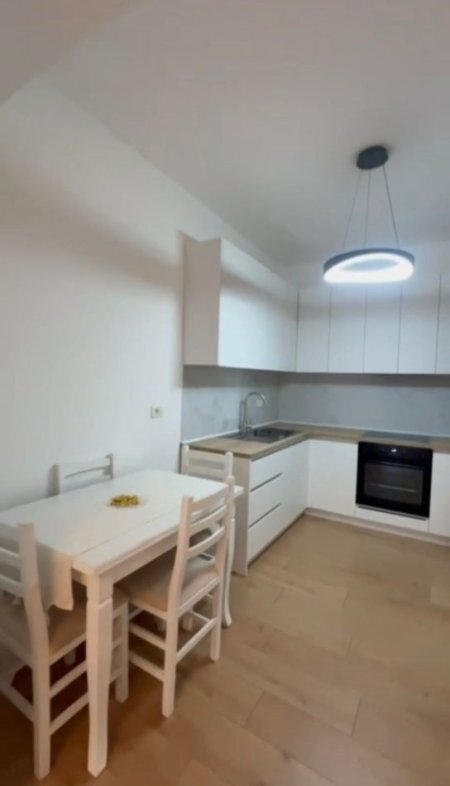 Tirane, jap me qera apartament 2+1+Ballkon Kati 4, 98 m² 750 € (Rruga Riza Cerova)