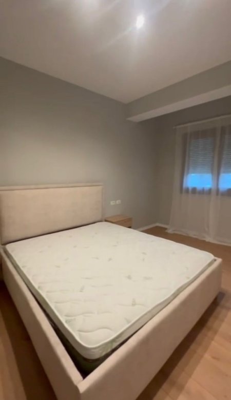 Tirane, jap me qera apartament 2+1+Ballkon Kati 4, 98 m² 750 € (Rruga Riza Cerova)