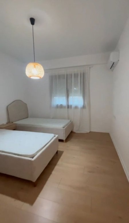 Tirane, jap me qera apartament 2+1+Ballkon Kati 4, 98 m² 750 € (Rruga Riza Cerova)