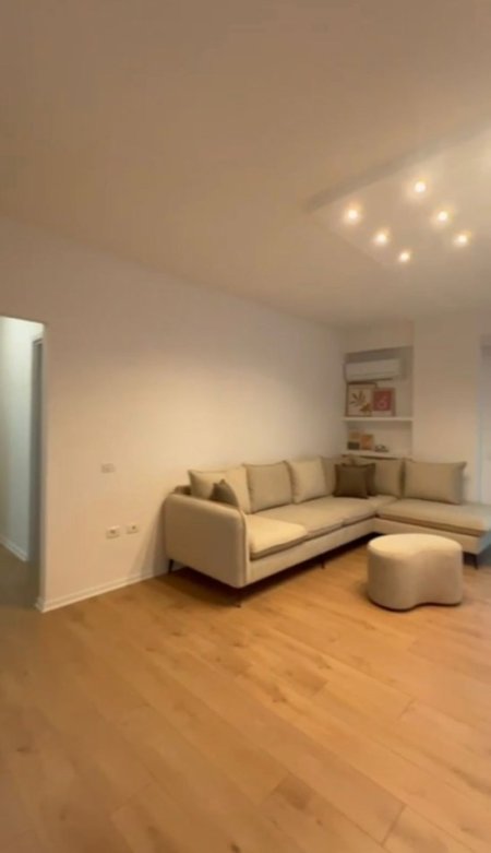 Tirane, jap me qera apartament 2+1+Ballkon Kati 4, 98 m² 750 € (Rruga Riza Cerova)