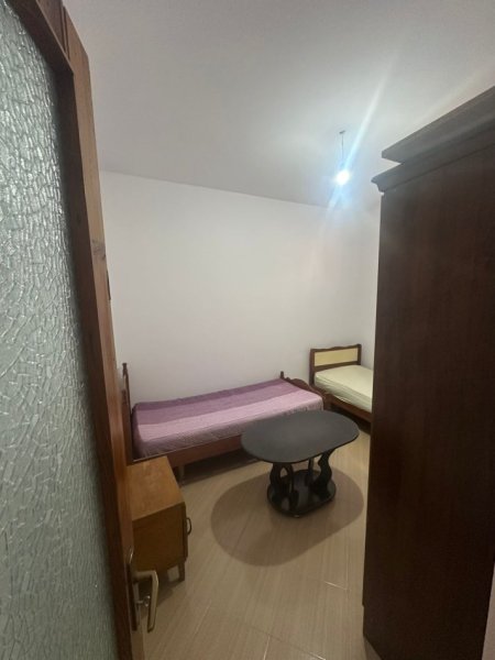 Tirane, jepet me qera apartament 2+1 Kati 1, 80 m² 450 € 