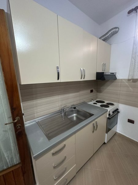 Tirane, jepet me qera apartament 2+1 Kati 1, 80 m² 450 € 