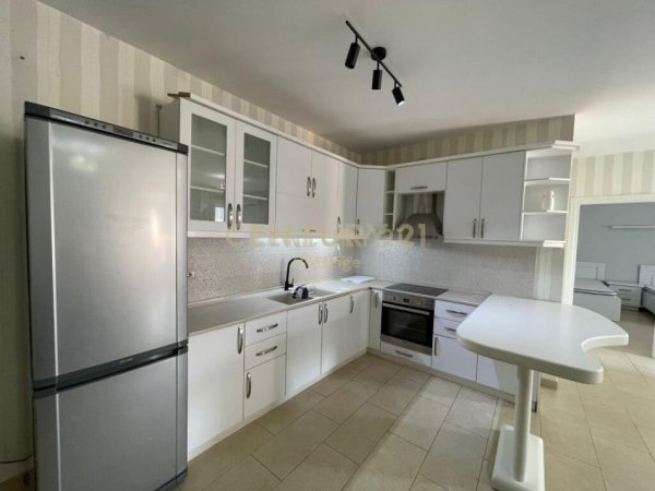 Tirane, jepet me qera apartament 2+1 Kati 8, 100 m² 800 € (Prane Lion Park)