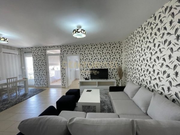 Tirane, jepet me qera apartament 2+1 Kati 8, 100 m² 800 € (Prane Lion Park)
