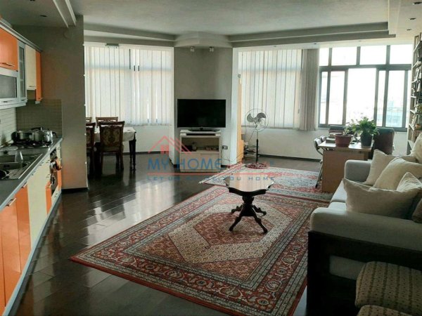 Tirane, jepet me qera apartament 2+1+Ballkon Kati 5, 112 m² 650 € (Komuna e Parisit)