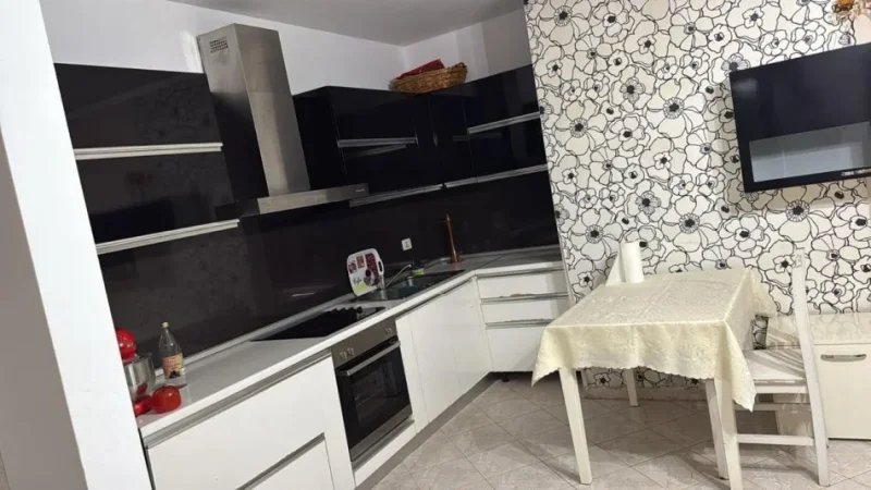 Tirane, jepet me qera apartament 1+1+Ballkon Kati 9, 80 m² 800 € (RRUGA E KOSOVAREVE)