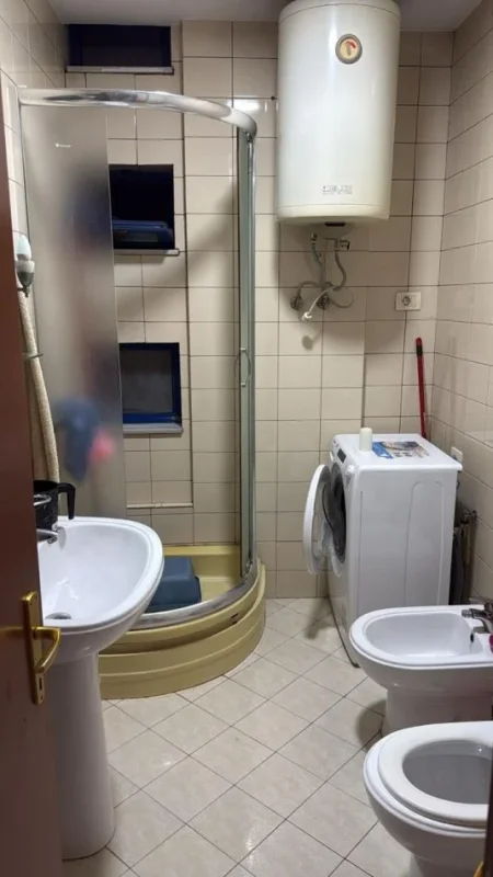 Tirane, jepet me qera apartament 1+1+Ballkon Kati 9, 80 m² 800 € (RRUGA E KOSOVAREVE)