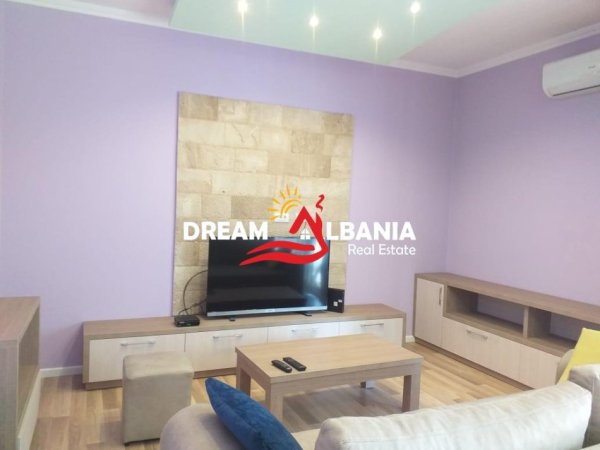 Tirane, jepet me qera 1+1 , 70 m² 700 € (Pazari i Ri)