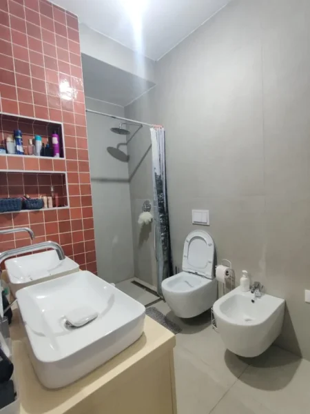 Tirane, jepet me qera apartament 1+1 Kati 4, 75 m² 600 € (Spitali Gjerman ,Rruga e Kavajes)