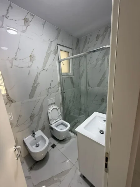 Tirane, jepet me qera apartament 2+1 Kati 4, 800 € 