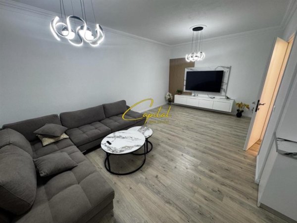 Tirane, jepet me qera apartament 2+1 Kati 3, 120 m² 600 € (SAUK)