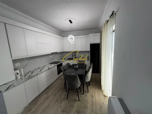 Tirane, jepet me qera apartament 2+1 Kati 3, 120 m² 600 € (SAUK)