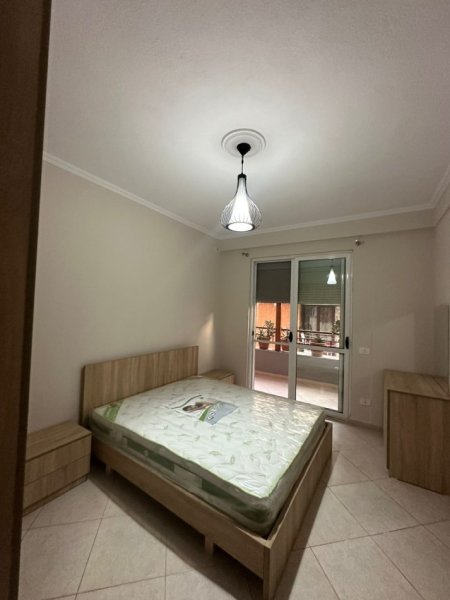 Tirane, jepet me qera apartament 2+1+Aneks+Ballkon Kati 4, 600 € (kodra e diellit)