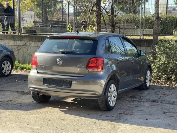 Tirane, shes makine VW POLO Benzin+Gaz, gri metalizato manuale Klima 160.000 km 4990 €