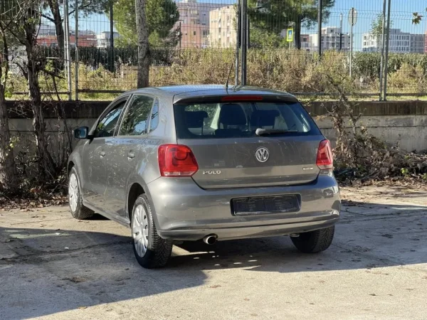 Tirane, shes makine VW POLO Benzin+Gaz, gri metalizato manuale Klima 160.000 km 4990 €