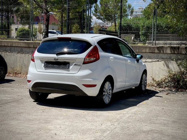 Tirane, shes makine FORD FIESTA TITANIUM Benzin, e bardhë manuale Klima 217.000 km 3.900 €