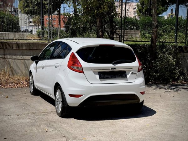 Tirane, shes makine FORD FIESTA TITANIUM Benzin, e bardhë manuale Klima 217.000 km 3.900 €