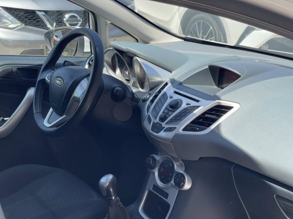 Tirane, shes makine FORD FIESTA TITANIUM Benzin, e bardhë manuale Klima 217.000 km 3.900 €