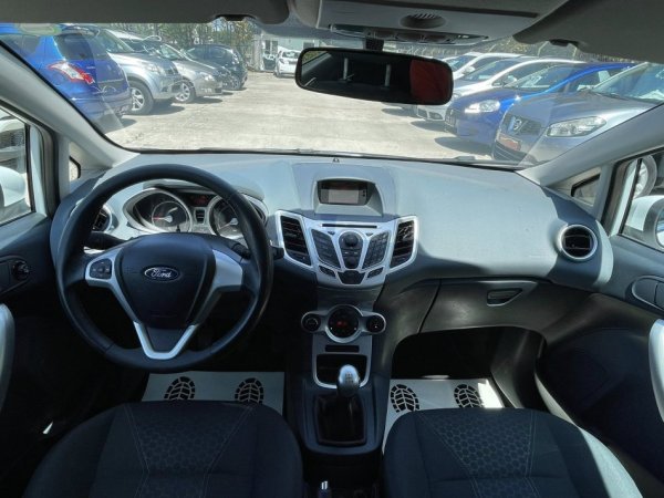 Tirane, shes makine FORD FIESTA TITANIUM Benzin, e bardhë manuale Klima 217.000 km 3.900 €