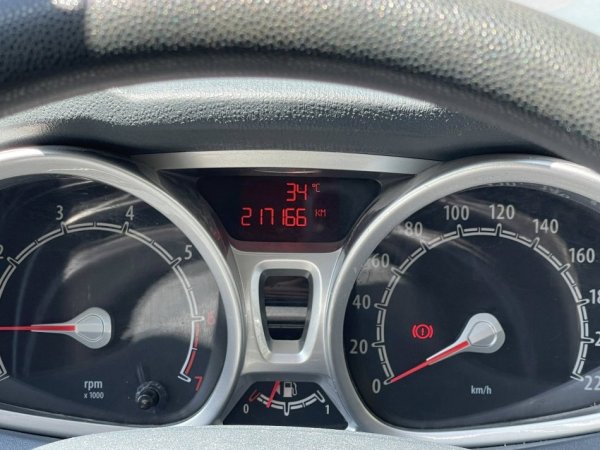 Tirane, shes makine FORD FIESTA TITANIUM Benzin, e bardhë manuale Klima 217.000 km 3.900 €