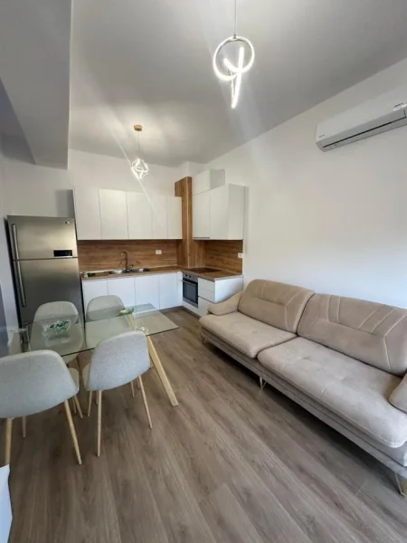 Tirane, jepet me qera apartament 1+1+Ballkon Kati 5, 400 € (Rezidenca Kaimi, Ali Dem)