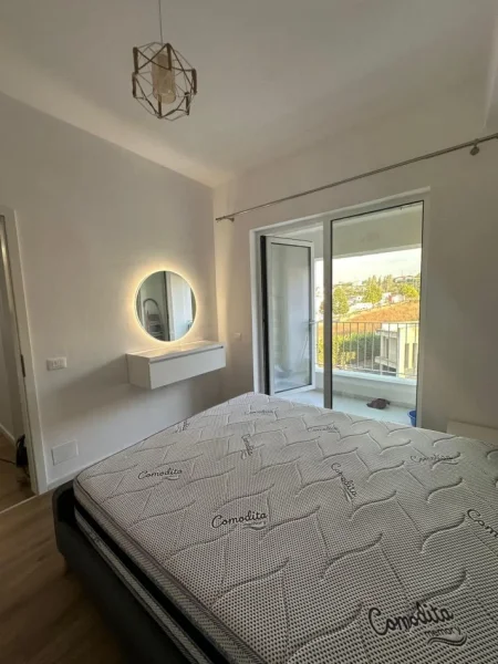 Tirane, jepet me qera apartament 1+1+Ballkon Kati 5, 400 € (Rezidenca Kaimi, Ali Dem)