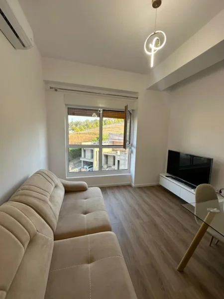 Tirane, jepet me qera apartament 1+1+Ballkon Kati 5, 400 € (Rezidenca Kaimi, Ali Dem)