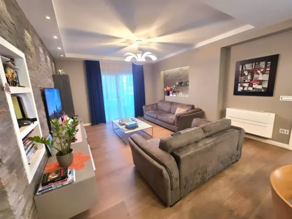 Tirane, shitet apartament 3+1 , 150 m² (rruga bogdaneve)