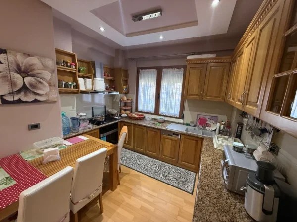 Tirane, shitet apartament 2+1 , 134 m² 215.000 € (materniteti ri)