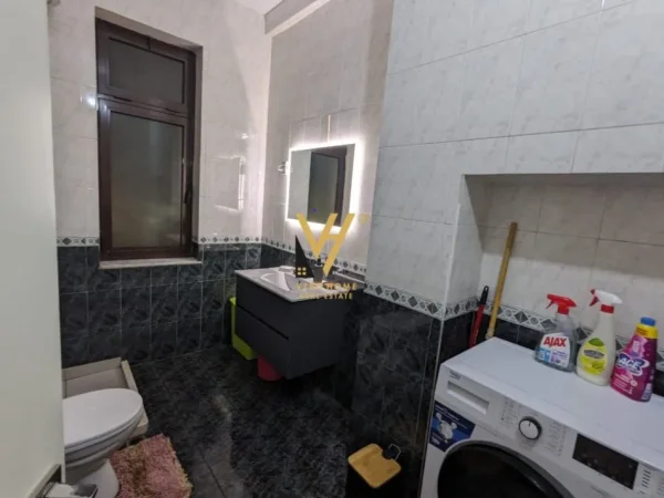 Tirane, jepet me qera apartament 2+1+Ballkon Kati 3, 90 m² 600 € (BULEVARDI “BAJRAM CURRI”)