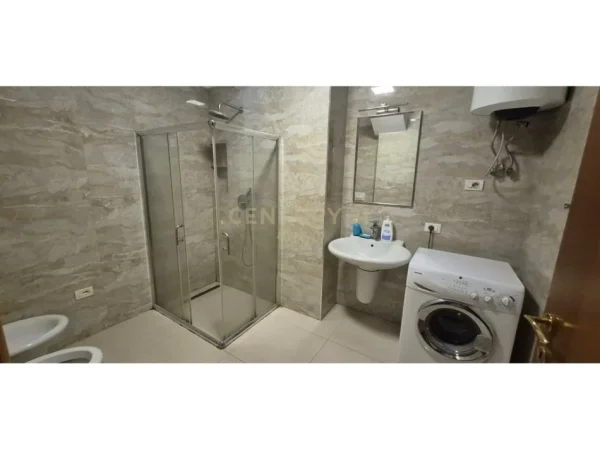 Tirane, jepet me qera apartament 2+1+Ballkon Kati 5, 85 m² 650 € (Rruga Irfan Tomini)
