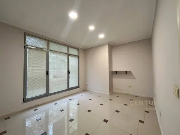 Tirane, jepet me qera ambjent biznesi Kati 2, 80 m² 800 € (5 Maji)