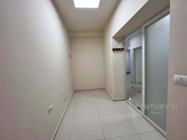 Tirane, jepet me qera ambjent biznesi Kati 2, 80 m² 800 € (5 Maji)