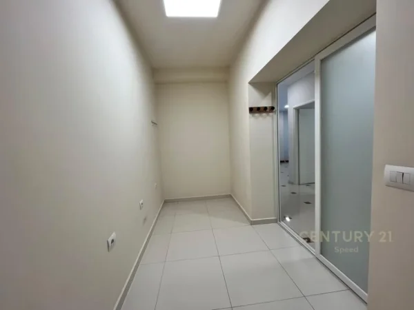 Tirane, jepet me qera ambjent biznesi Kati 2, 80 m² 800 € (5 Maji)