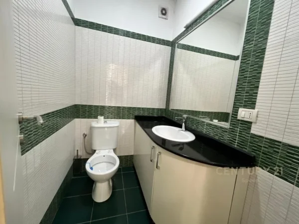 Tirane, jepet me qera ambjent biznesi Kati 2, 80 m² 800 € (5 Maji)
