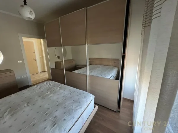 Tirane, jepet me qera apartament 2+1 Kati 2, 800 € (Komuna e Parisit)