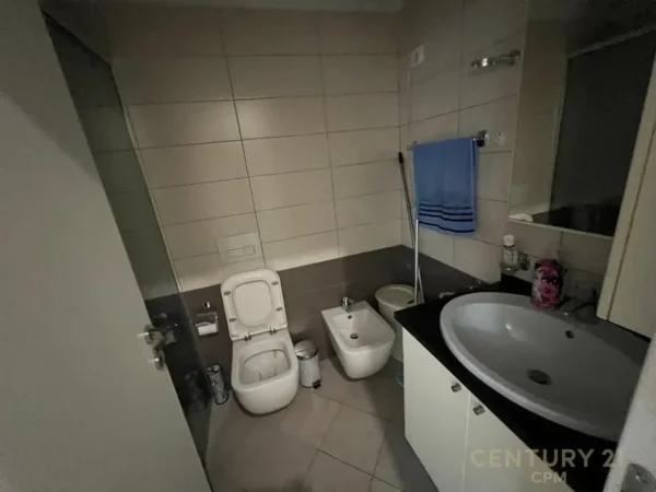 Tirane, jepet me qera apartament 2+1 Kati 2, 800 € (Komuna e Parisit)