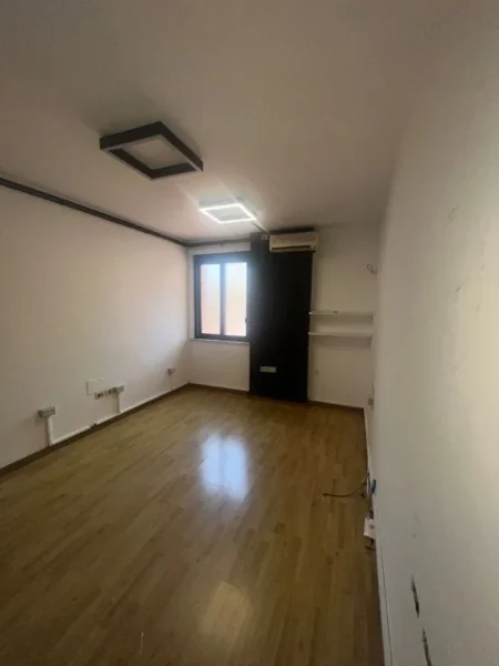 Tirane, jepet me qera zyre Kati 4, 214 m² 1.500 € (Myslym Shyri)