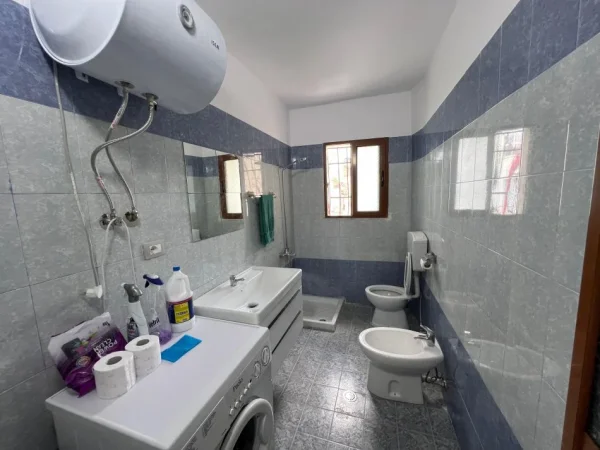 Vlore, shitet apartament 1+1+Ballkon Kati 4, 56 m² 68.000 € (Rruga Mustafa Bello)