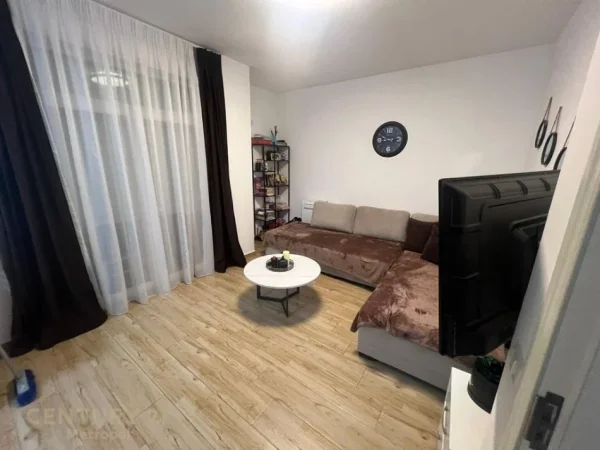 Tirane, jepet me qera apartament 1+1 Kati 1, 70 m² 550 € (Rruga 5 Maji)