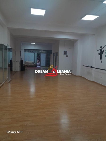 Tirane, jepet me qera dyqan , 110 m² 600 € (ne Yzberisht)