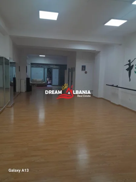 Tirane, jepet me qera dyqan , 110 m² 600 € (ne Yzberisht)